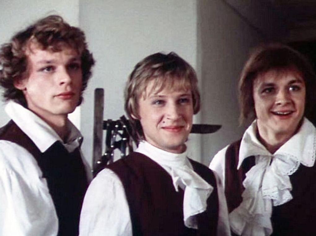 Слева направо: Сергей Жигунов в роли Александра Белова, Дмитрий Харатьян в роли Алексея Корсака и Владимир Шевельков в роли Никиты Оленева в многосерийном художественном фильме Светланы Дружининой «Гардемарины, вперед!» (1987)