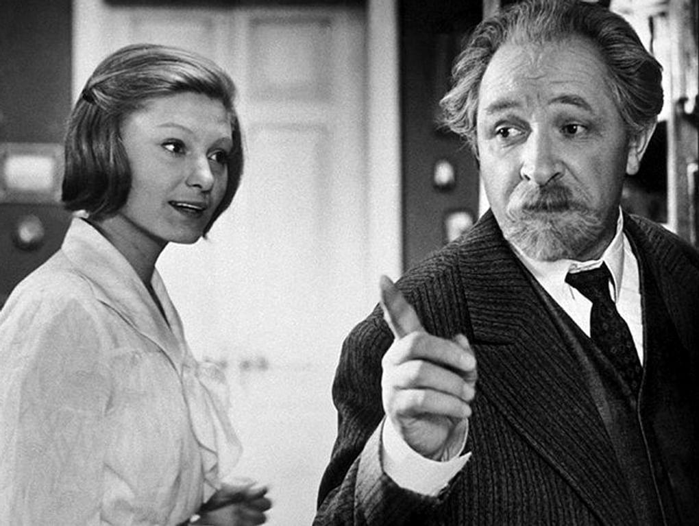 Наталья Бондарчук в роли Маши Бауэр и Евгений Лебедев в роли профессора Сергея Бауэра в художественном фильме Светланы Дружининой «Исполнение желаний» (1974)