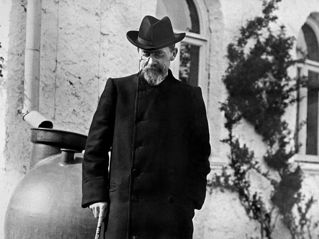 Антон Чехов во время прогулки в Ялте. 1901 год. Фотография: Репродукция Фотохроники ТАСС