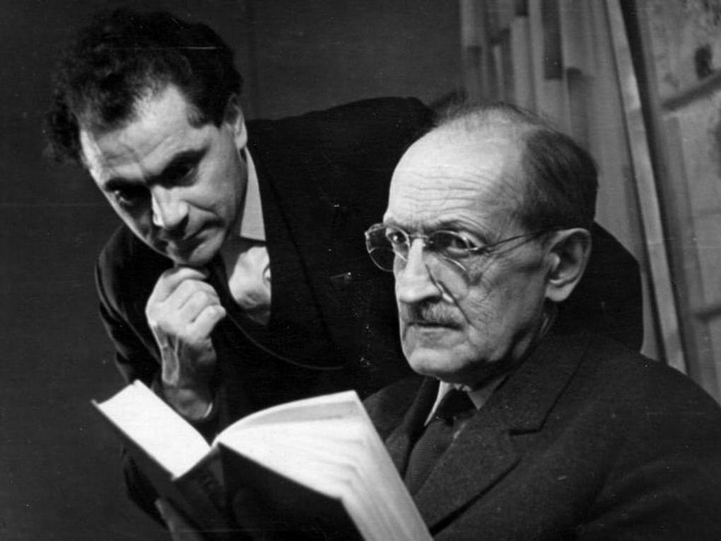 Анатолий Гребнев (слева) и режиссер Леонид Оболенский во время работы над художественным фильмом Юлия Карасика «Ждите писем». Свердловск, 1960 год. Фотография: Государственный центральный музей кино, Москва