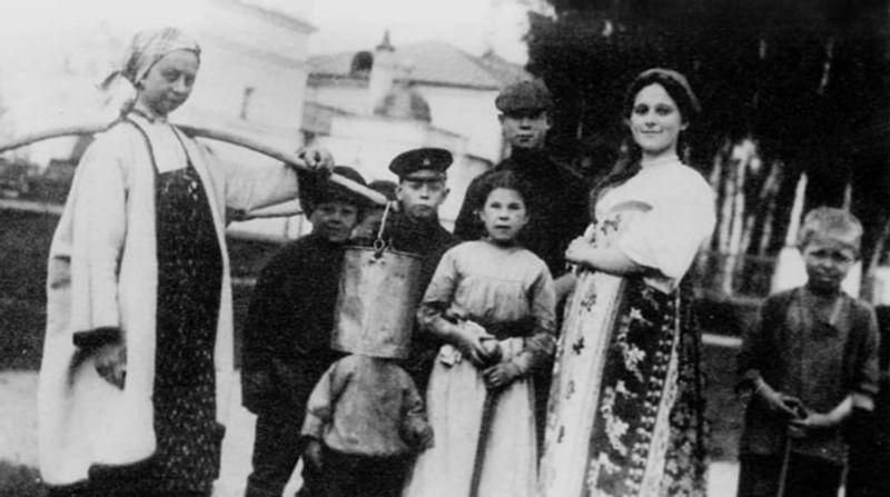 Сергей Есенин (во втором ряду справа) среди односельчан рядом с площадкой для игры в крокет. 1909