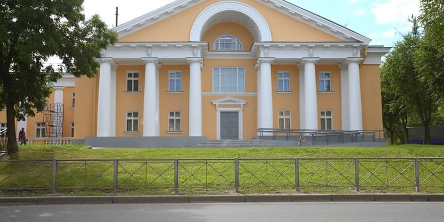 Основное изображение для учреждения Ломоносовский городской дом культуры на Дворцовом