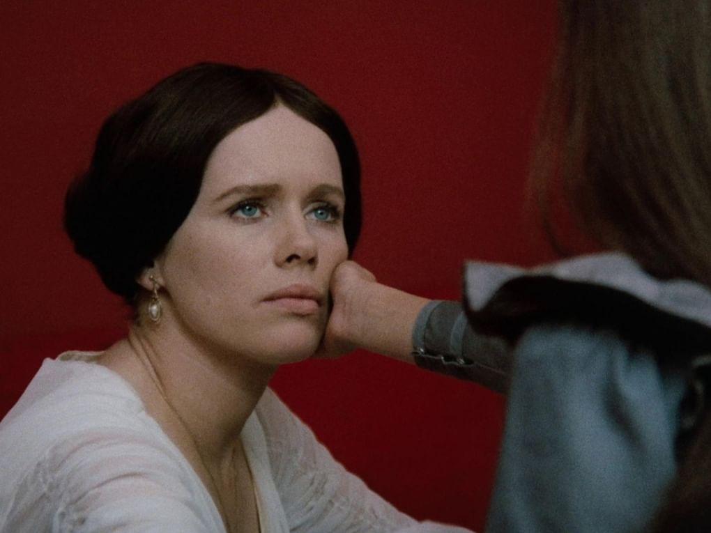 Кадр из художественного фильма Ингмара Бергмана «Шепоты и крики» (1972)