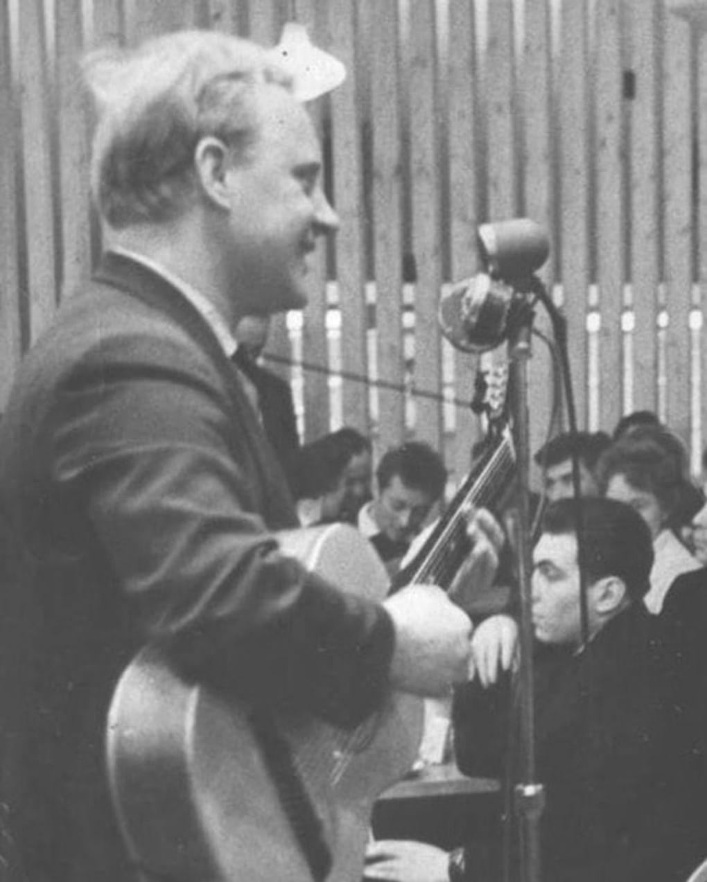 Юрий Визбор на выступлении в кафе «Аэлита». 1963. Москва. Фотография: russianshanson.info