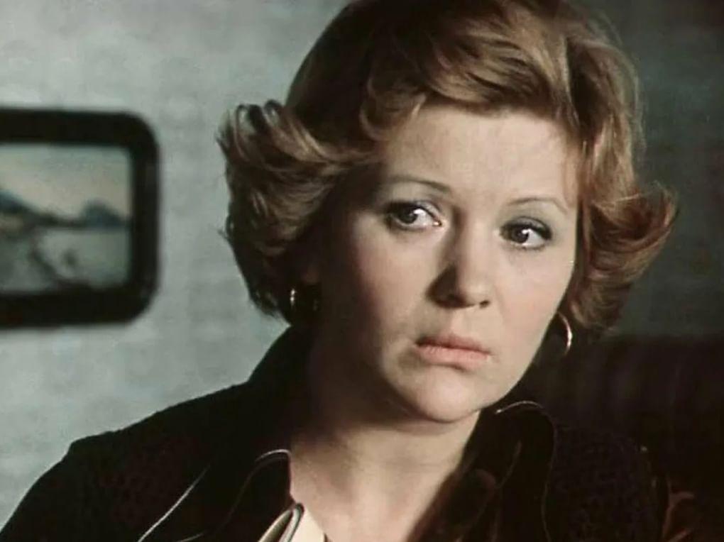 Актриса Галина Польских в художественном фильме Алексея Коренева «По семейным обстоятельствам» (1977)