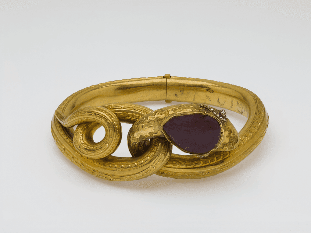 Браслет в виде свернувшейся змеи с приоткрытой пастью. Западная Европа или Россия. Середина XIX века. Государственный Эрмитаж, Санкт-Петербург. Фотография предоставлена организаторами