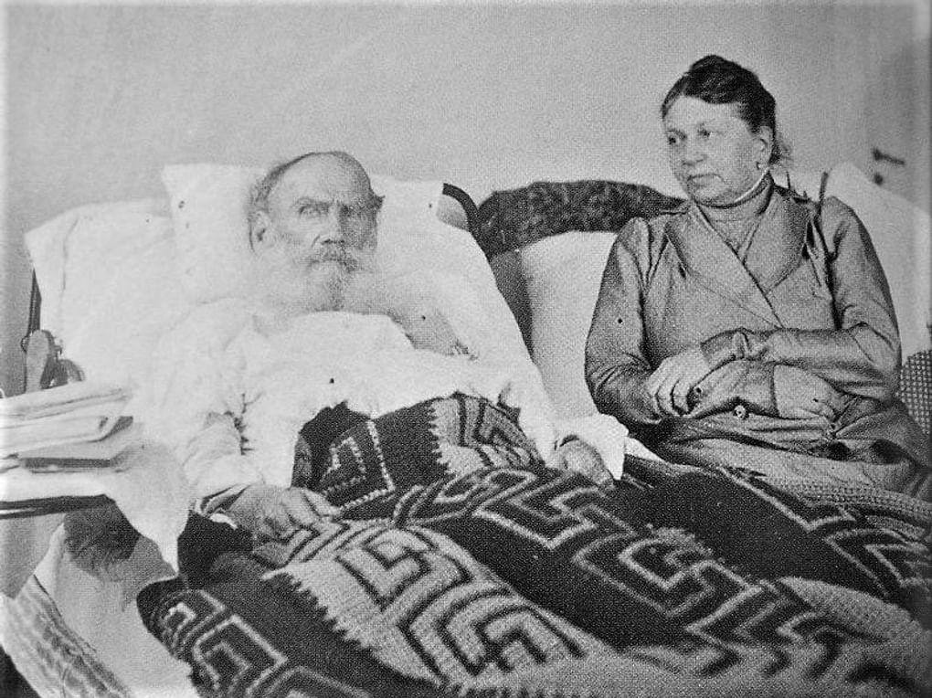 Софья Толстая с мужем. 1902. Гаспра, Республика Крым. Фотография: <a href="https://commons.wikimedia.org/wiki/File:Leo_Tolstoy_and_Sofia_Tolstaya_in_Crimea,_1902.jpg" target="_blank">commons.wikimedia.org</a>