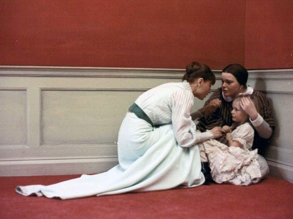 Кадр из художественного фильма Ингмара Бергмана «Шепоты и крики» (1972)