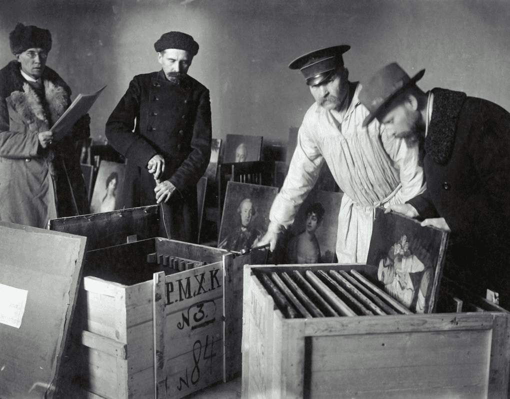 Раскрытие ящиков с картинами, вернувшимися из Москвы после эвакуации во время Гражданской войны. 1920 год. Фотография: Государственный Русский музей, Санкт-Петербург
