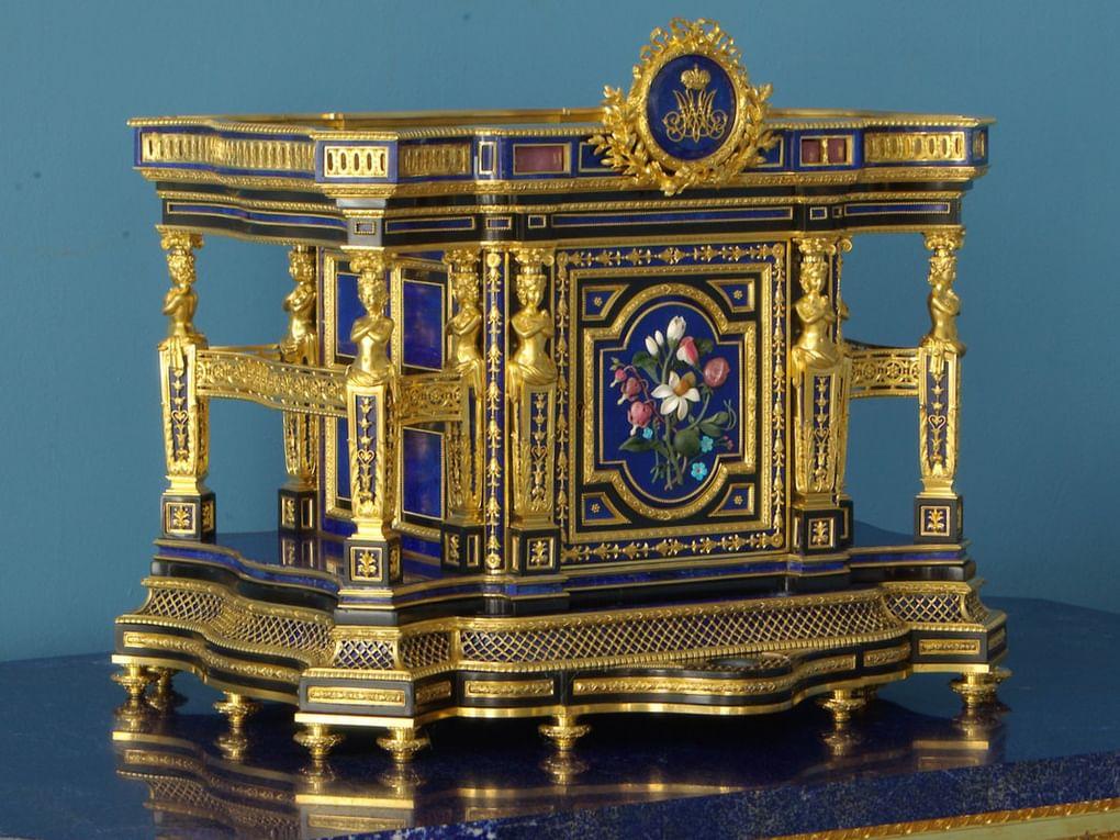 Секретер настольный. Петергофская гранильная фабрика, фирма «Английский магазин». 1862. Выставка «Царское Село», Государственный исторический музей, Москва