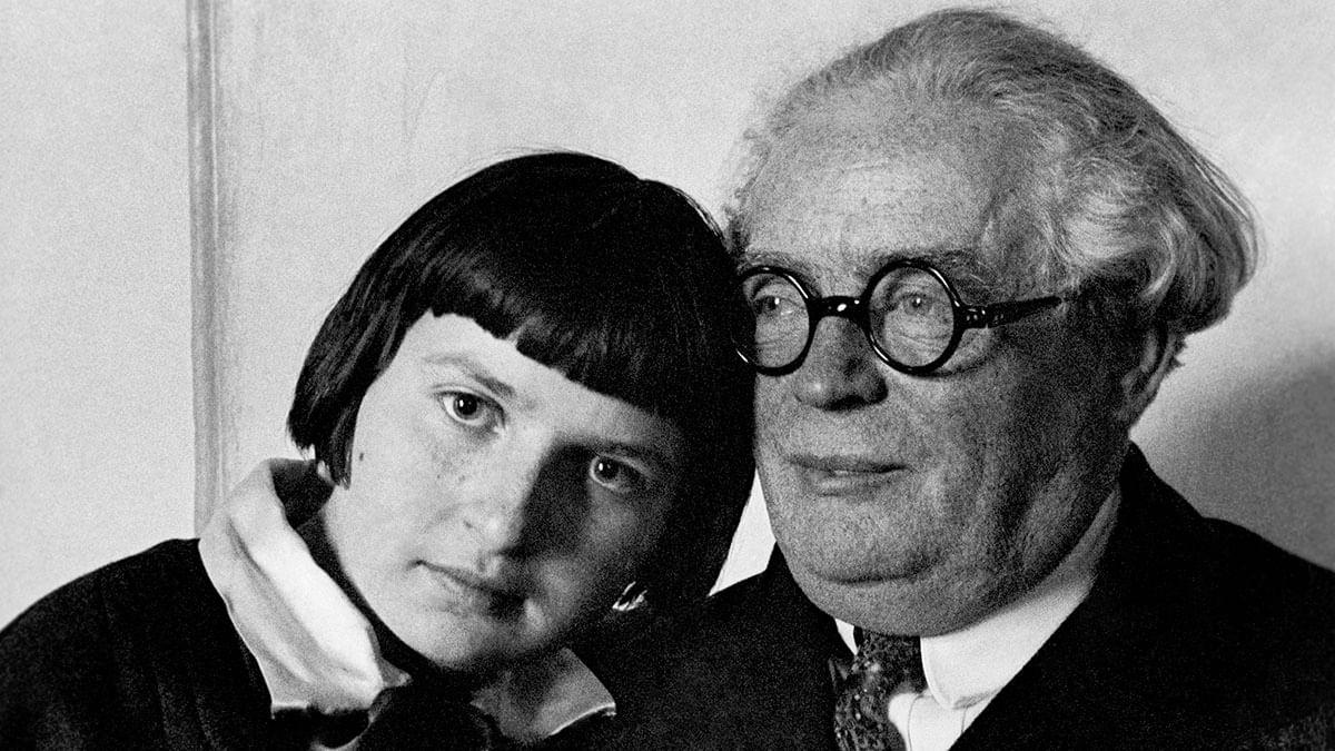 Скрипачка Елизавета Гилельс и ее педагог Петр Столярский. Фотография: Израиль Озерский / ТАСС