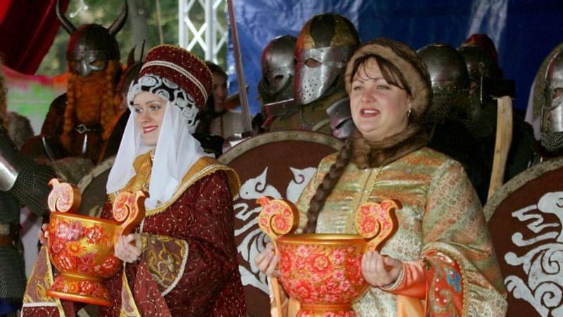 Медовуха для участников фестиваля «Богатырские забавы». Фотография: В. Смирнов / ИТАР–ТАСС