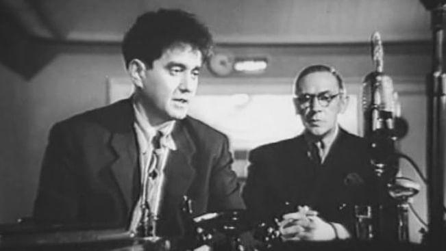Виктор Драгунский (слева) в роли радиодиктора в художественном фильме Михаила Ромма «Русский вопрос» (1947)