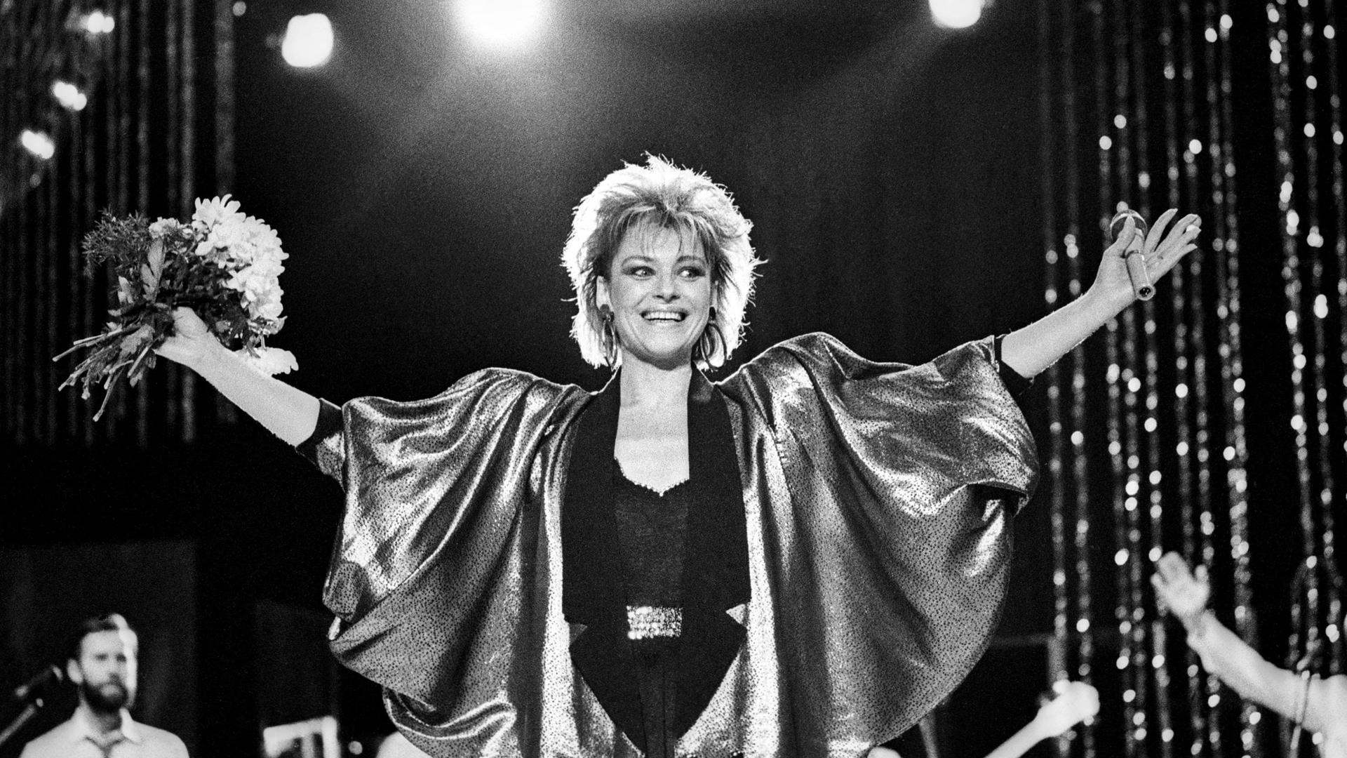 Ирина Понаровская во время съемок телепрограммы «Звездопад». 1986 год. Фотография: Юрий Венделин и Виктор Рудько / Фотохроника ТАСС