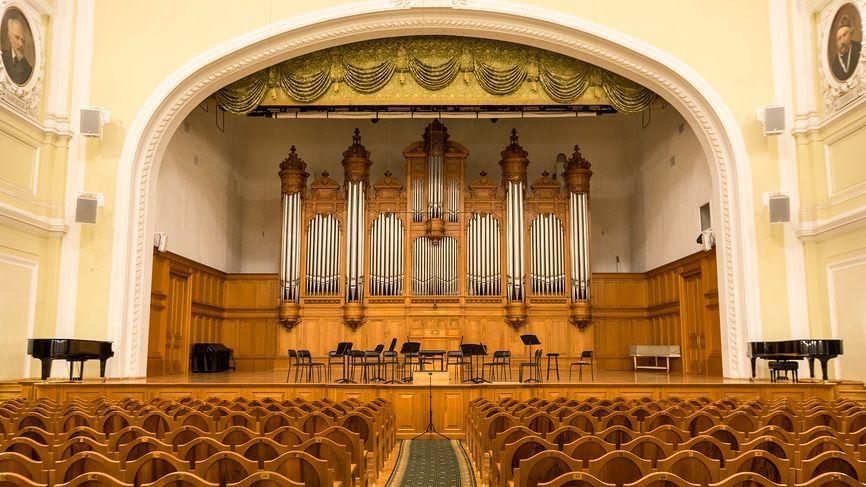 Сцена Большого зала Московской государственной консерватории им. П.И. Чайковского, Москва. Фотография: Николай Винокуров / фотобанк «Лори»