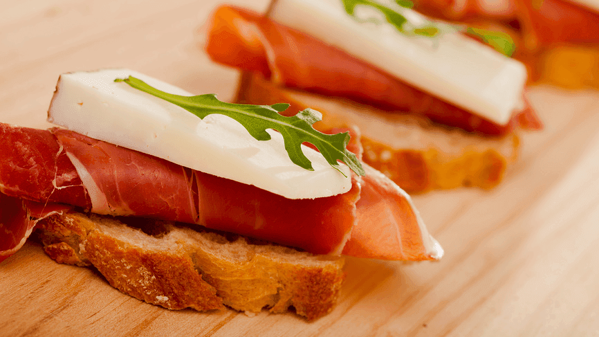 Бутерброд с окороком. Фотография: Татьяна Яцевич / фотобанк «Лори»