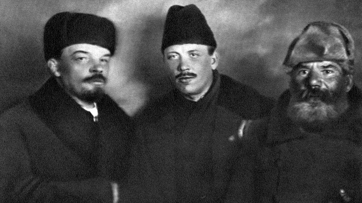 Слева направо: Владимир Ленин, Демьян Бедный и Федор Панфилов на VIII съезде РКП (б). Москва, 18–23 марта 1919 года. Фотография: <a href="http://vyatkawalks.ru/articles/demyan-bednyy-v-vyatke-skandalnye-gastroli-v-vyatke/" rel="nofollow noopener" target="_blank"><u>vyatkawalks.ru</u></a>