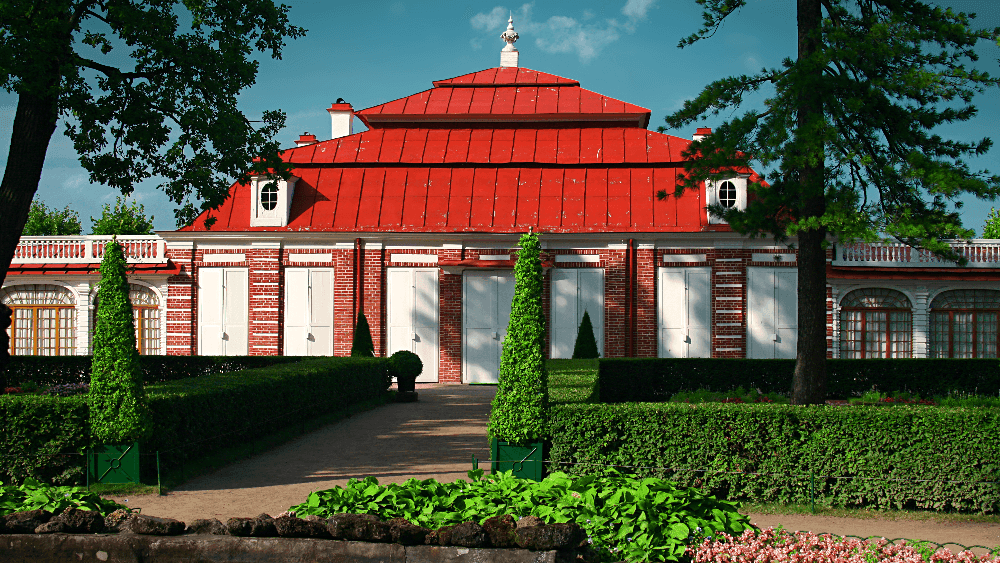 Дворец Петра I «Монплезир» в Петергофе, Санкт-Петербург. Фотография: L2V / <a href="https://commons.wikimedia.org/w/index.php?curid=51085490" rel="nofollow noopener" target="_blank">commons.wikimedia</a> / <a href="https://creativecommons.org/licenses/by-sa/4.0" rel="nofollow noopener" target="_blank">CC BY-SA 4.0</a>