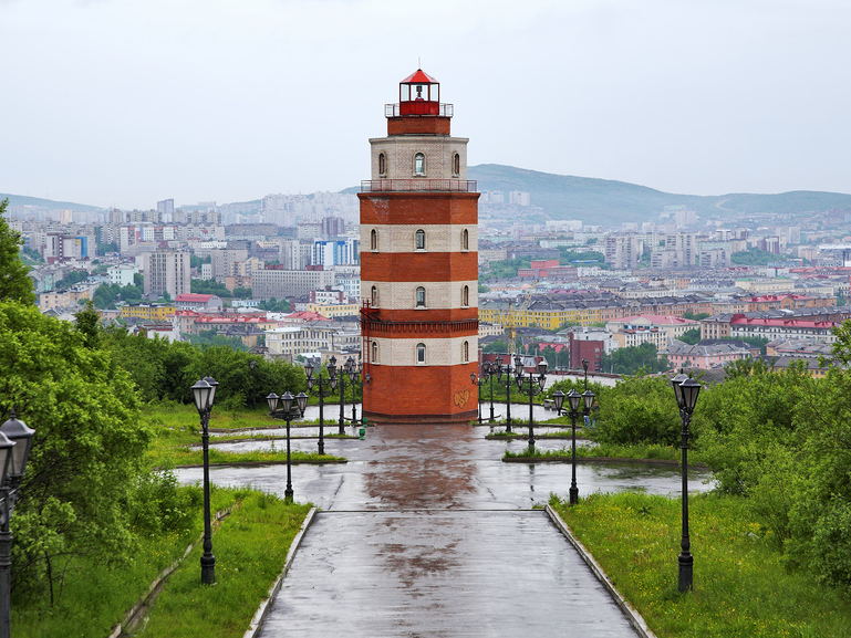 Маяк и смотровая площадка с видом на город в Мурманске