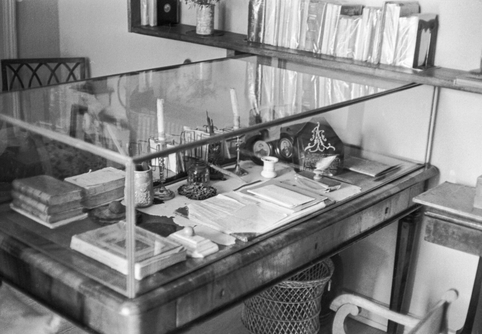 Письменный стол Льва Толстого. Усадьба Ясная Поляна, Тульская область