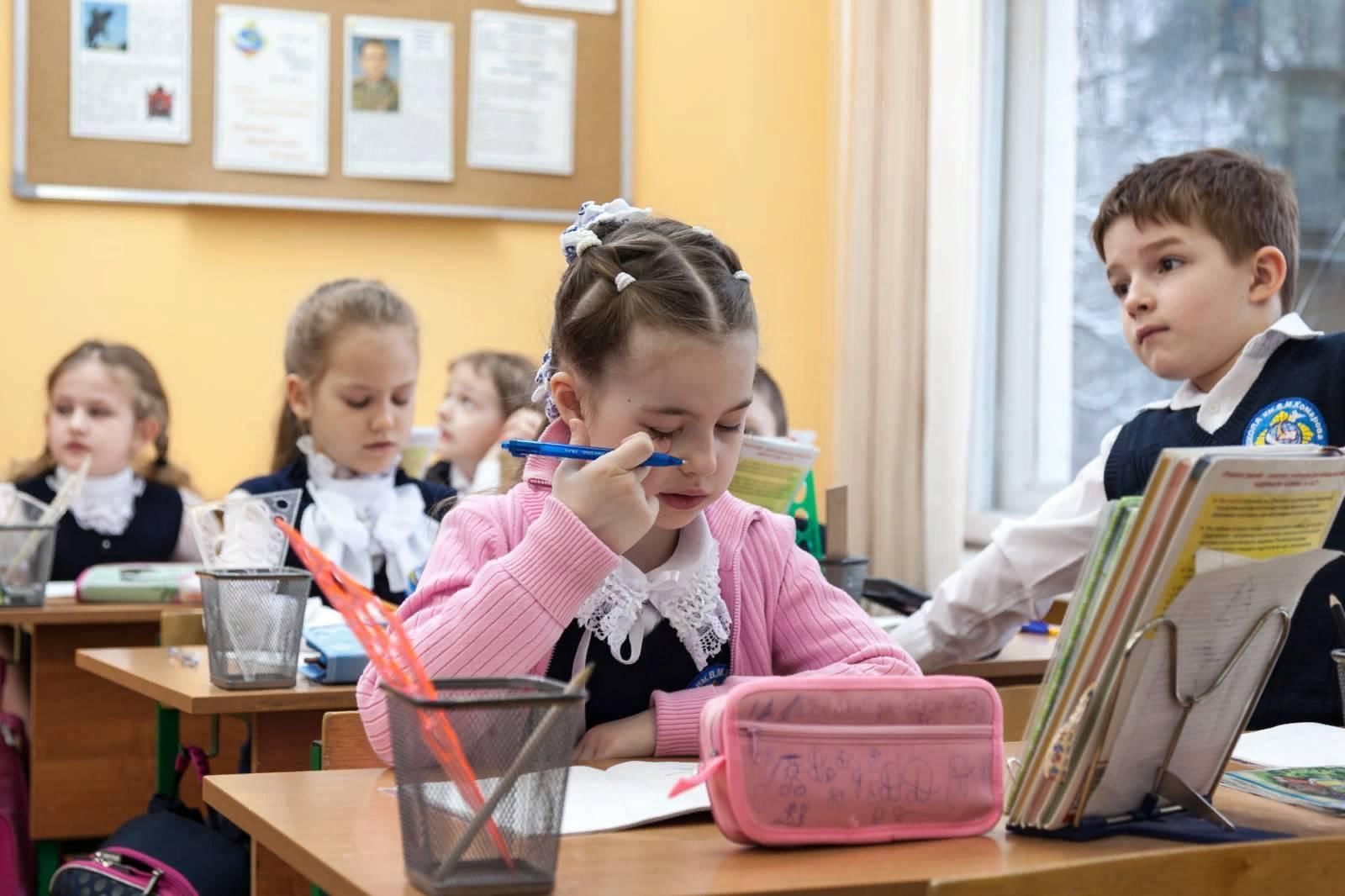 Занимательная урока русского. Урок в школе по русскому языку. Дети в школе русский язык. Дети на уроке русского. Урок в Российской школе.