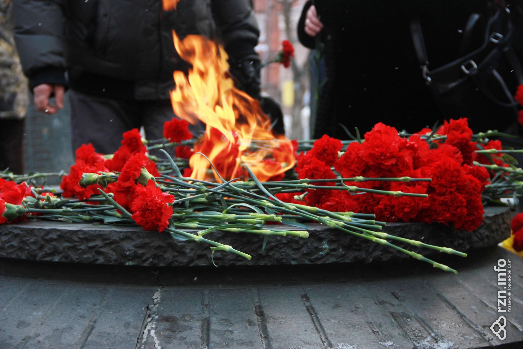 Минута молчания погибшим сво. Память погибшим в Афганистане. Цветы погибшим. День памяти погибших в Афганистане.