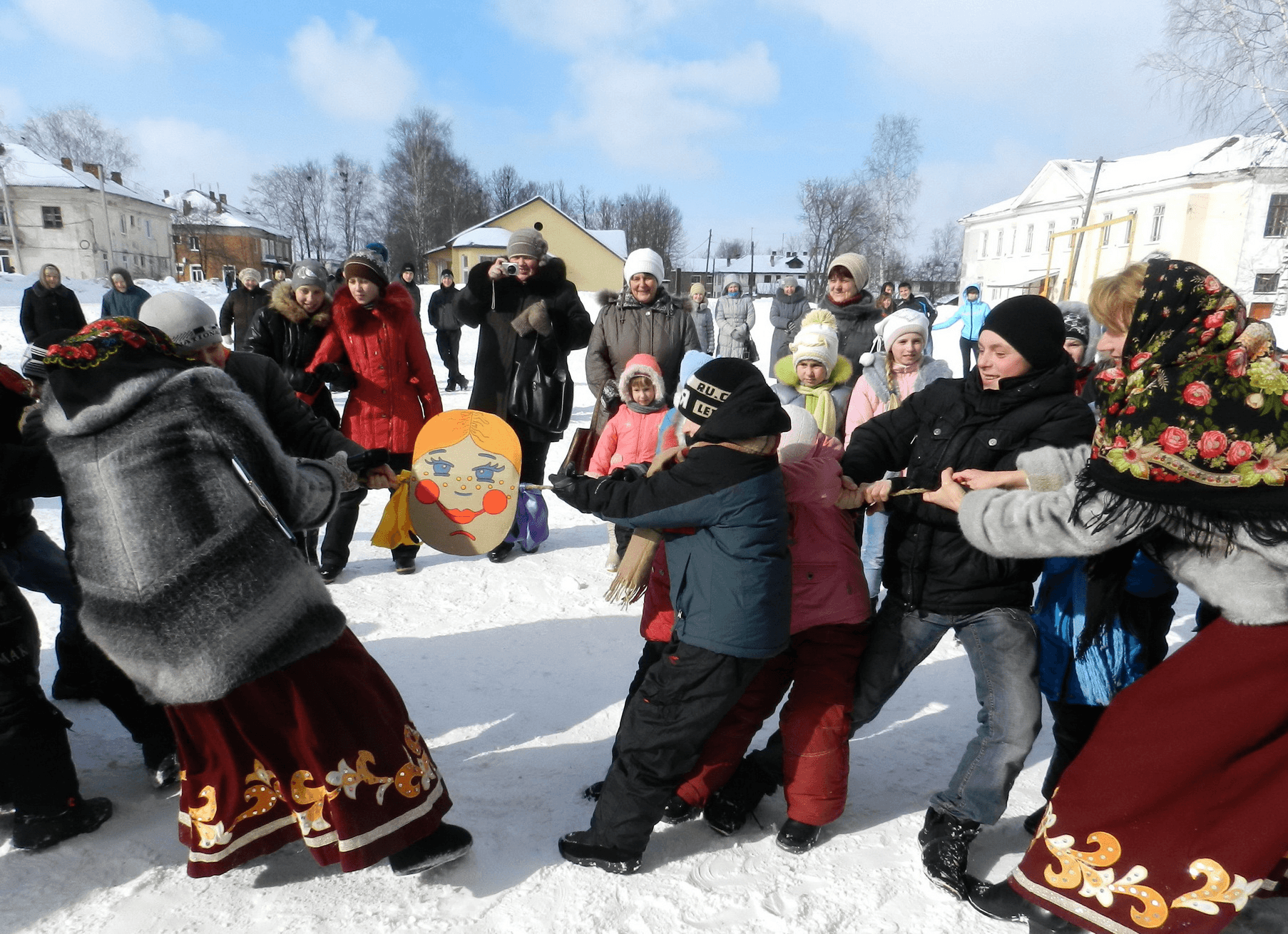 Одна из традиционных масленичных забав. Масленичные забавы. Массовые гуляния на Масленицу. Забавы на Масленицу. Масленица праздник на улице.