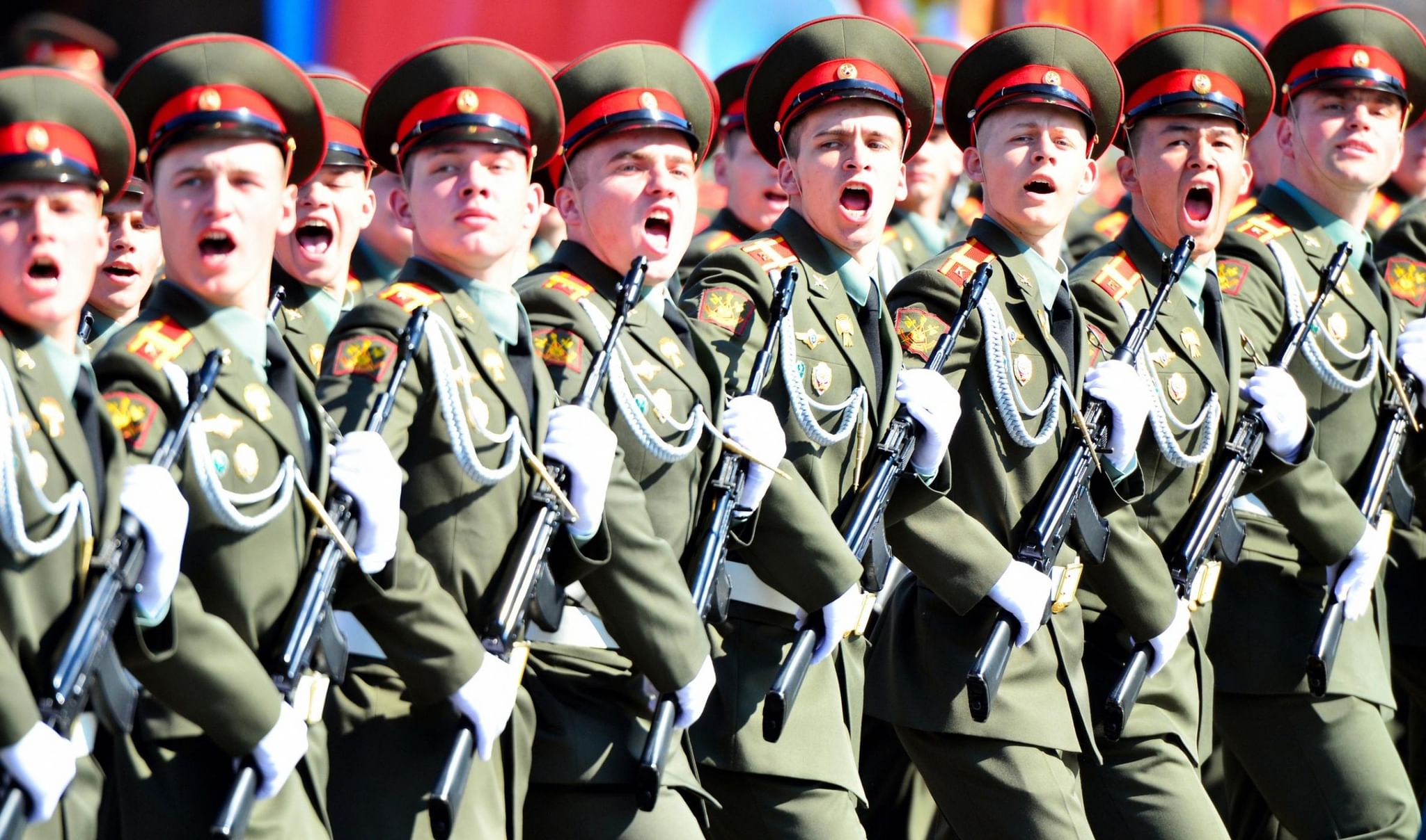 Маршировать под песню. Солдаты на параде. Солдаты маршируют. Российский солдат на параде. Русские солдаты на параде.