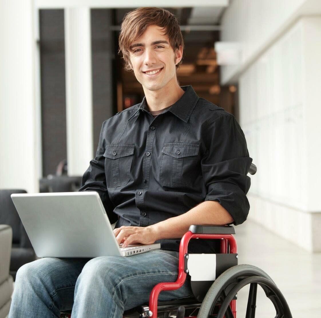 Мужчины будучи инвалидом. Парень в инвалидной коляске. Молодой человек на инвалидной коляске. Молодые люди с ограниченными возможностями. Красивый парень в инвалидной коляске.
