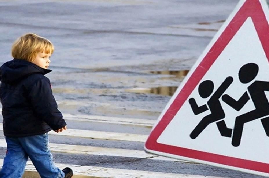 Осторожно дети на дороге. Встреча на дороге.