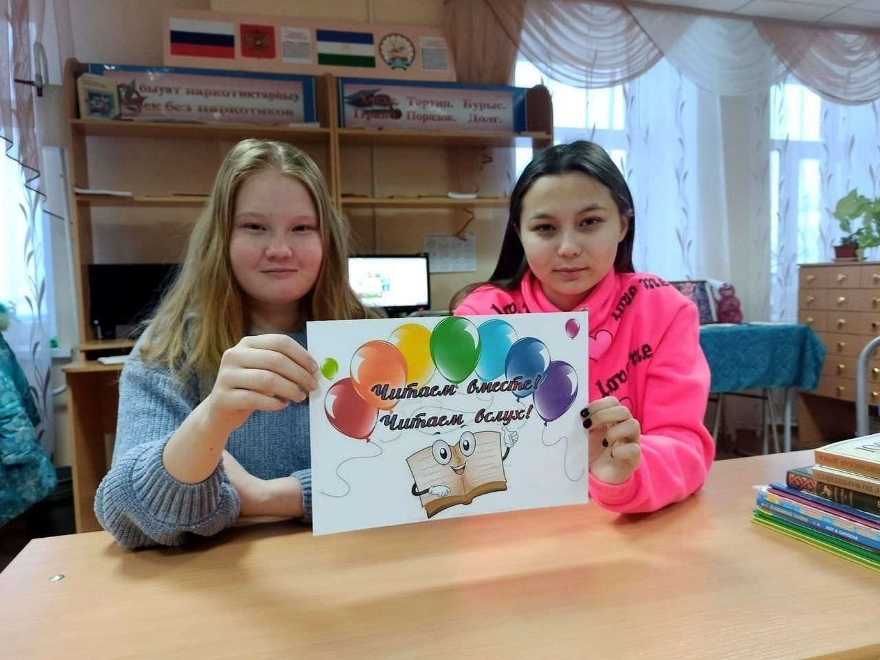 с книжкой на скамейке посиделки