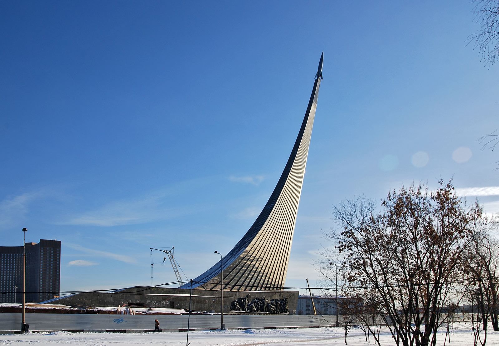 Памятник покорителям космоса в москве