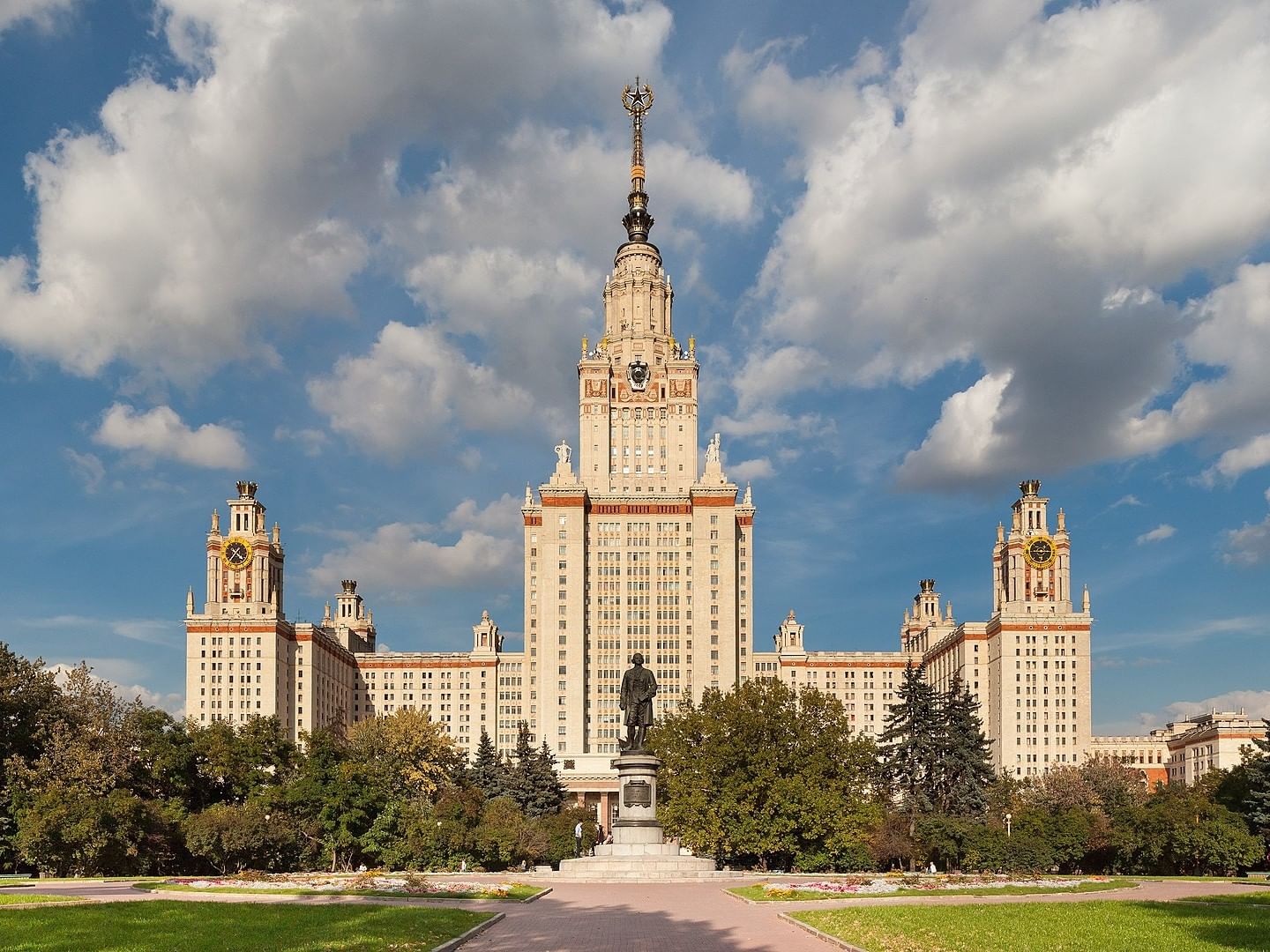 Главное здание МГУ: факты об одной из главных достопримечательностях Москвы