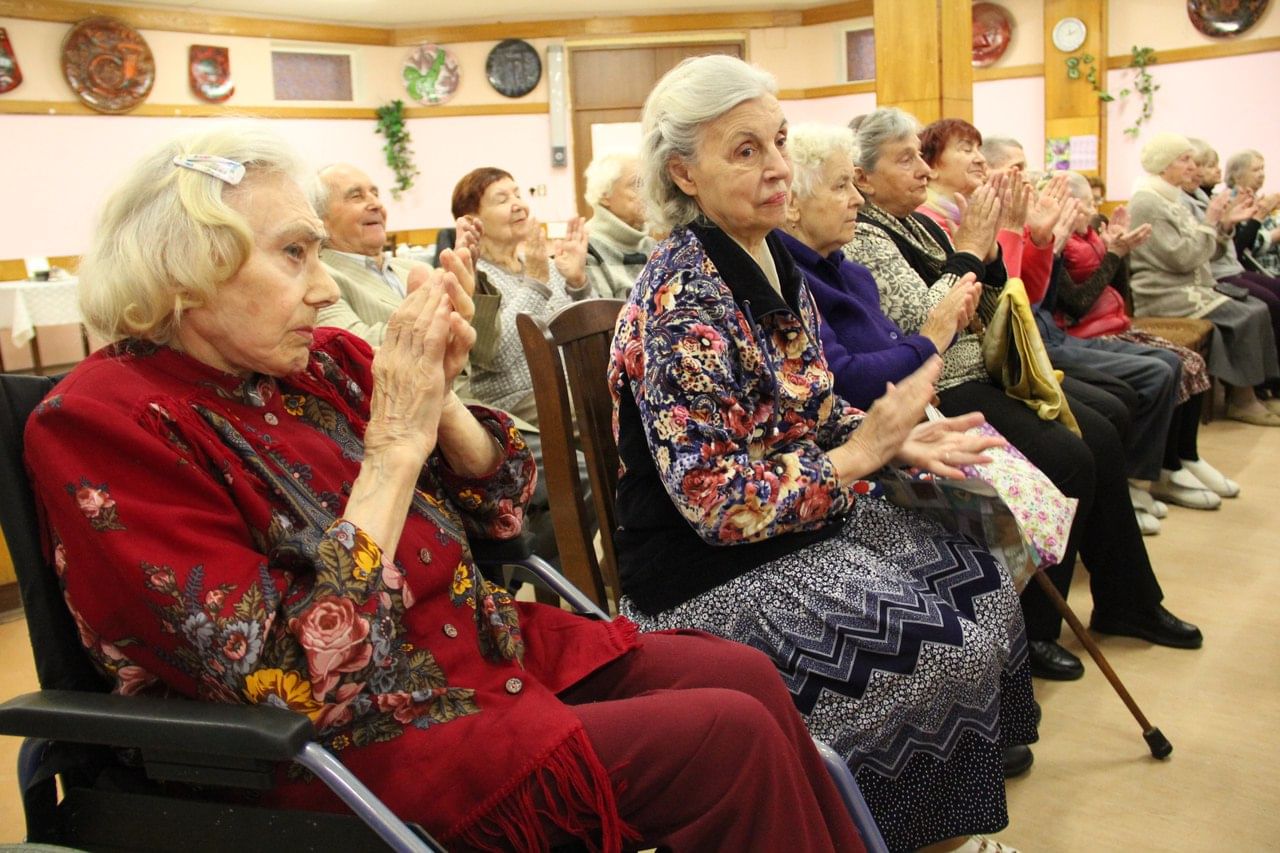 Сайт клуба пенсионеров. Организация досуга пожилых людей. Пенсионеры в санатории. Встреча пожилых людей. Организация досуга для пожилых.