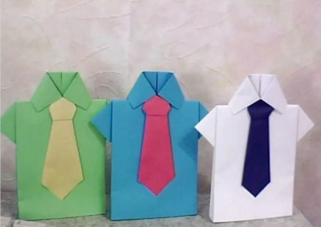 Сделать галстук из бумаги на 23 февраля. Поделка на 23 февраля рубашка. Подарок папе на 23 февраля рубашка. Поделка рубашка с галстуком из бумаги. Поделка рубашка на 23.