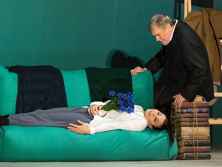 Сцена из спектакля Анатолия Шульева «Гедда Габлер». Театр имени Пушкина, Москва. Фотография: <a href="https://teatrpushkin.ru/spektakli/detail/gedda-gabler/" rel="nofollow noopener" target="_blank">teatrpushkin.ru</a>